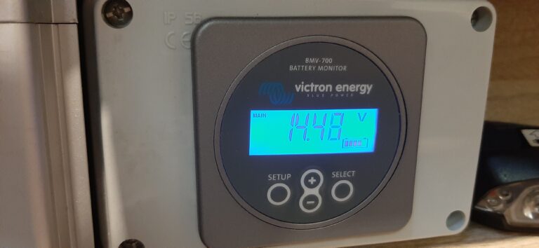 Come installare pannelli solari semiflessibili NDS sul camper 4 4 768x354 1