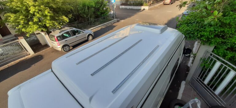 Come installare pannelli solari semiflessibili NDS sul camper 6 6 768x354 1