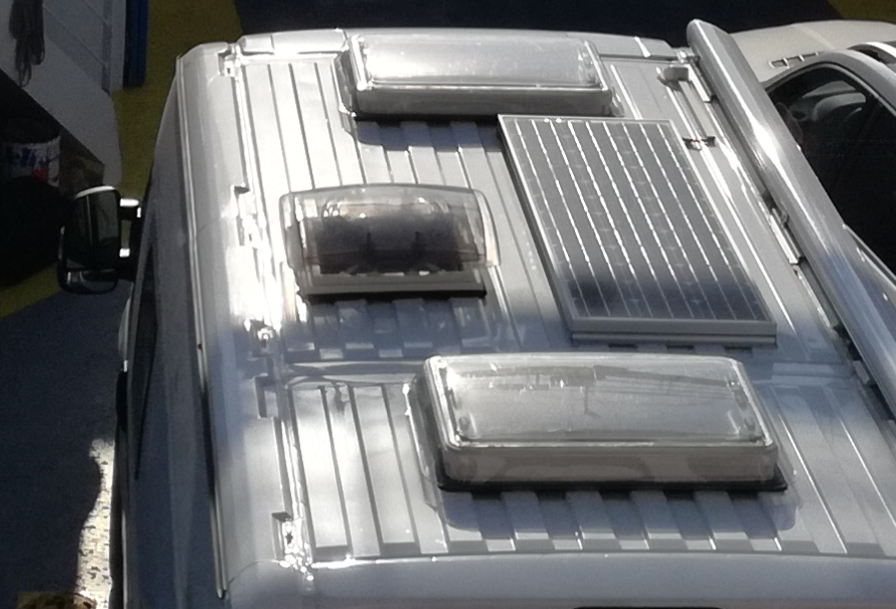 Come installare pannelli solari semiflessibili NDS sul camper 1 tetto con un pannello ok
