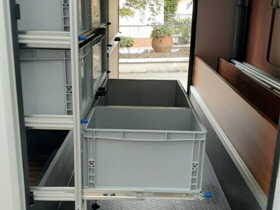 Scaffale con contenitori estraibili garage camper Adria