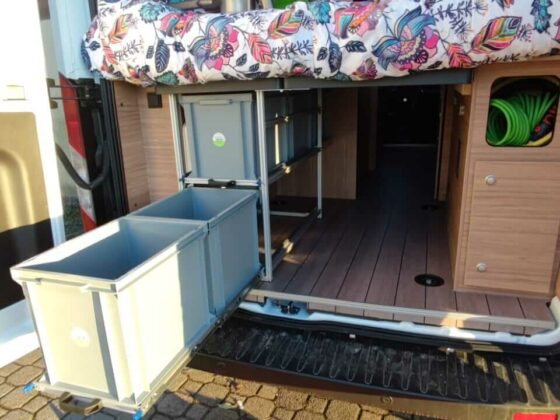 Garage-del-camper-van-in-ordine-con-contenitori-estraibili