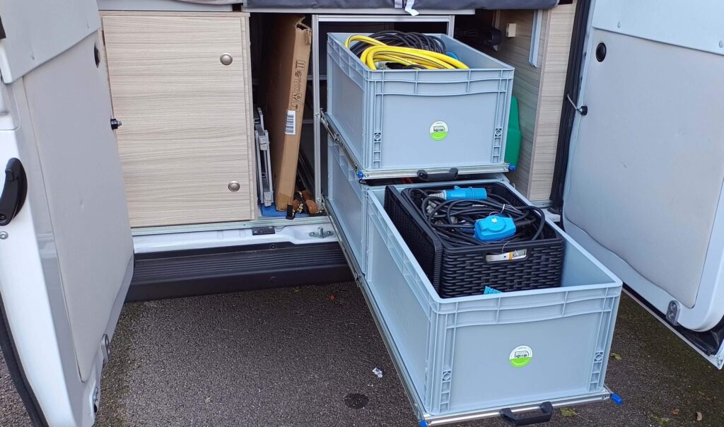 Contenitori scorrevoli per organizzare garage van Adria scaled 1