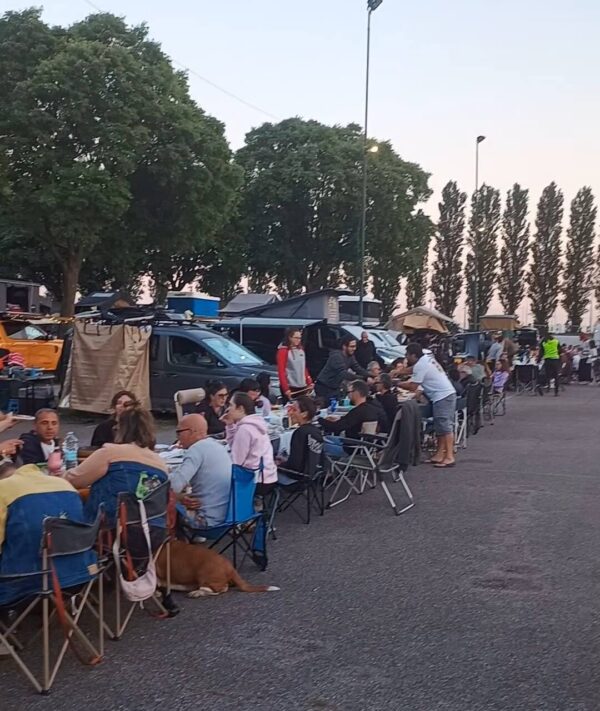 tavolata raduno tende da tetto camper boxes 600x711 1