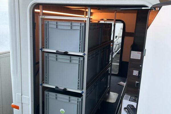 Infiity-3-ripiani-camper_web Sistema INFINITY a 3 ripiani chiuso su camper