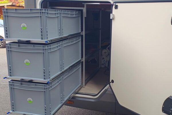 SpaceS40-3-ripiani-portellone-camper_web Sistema SPACE S40 a 3 ripiani su camper