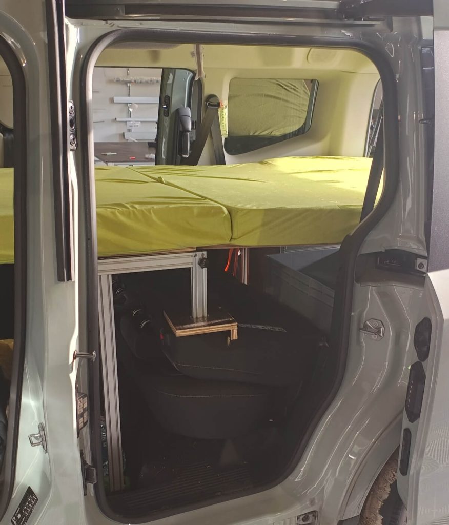 ORIZZONTE cucina rete letto minivan Ford Courier 06